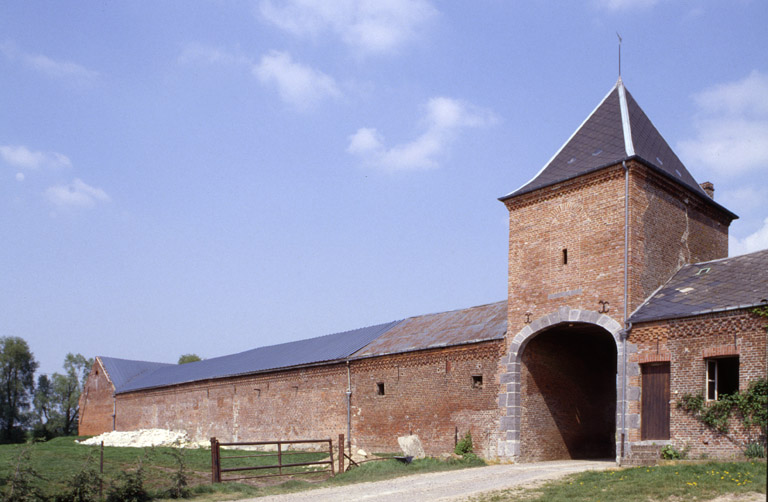 Dorengt, ferme de Ribeaufontaine (étudiée), chemin rural de Dorengt au Chenot. ; Vue du pigeonnier-porche avec les étables attenantes, depuis le sud-ouest.