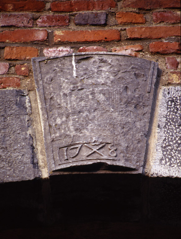 Détail de la clé de l'arc de la porte d'entrée du pigeonnier-porche, aux armes de l'abbé prémontré Jean-Baptiste L'Ecuy.