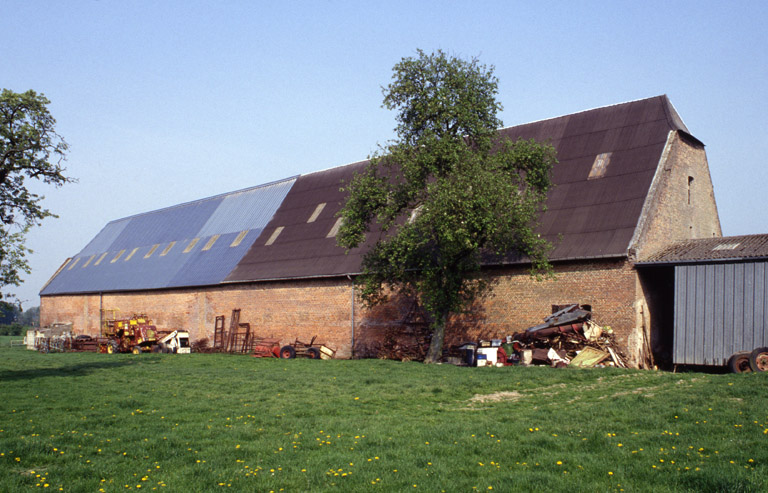 Vue d'ensemble sud-est de la grange.