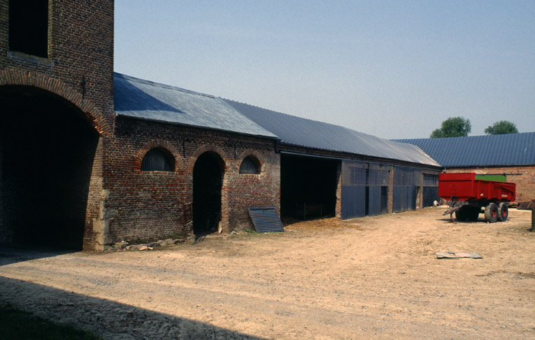 Vue de l'élévation sur cour des étables ouest.