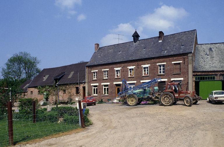 Vue d'ensemble du logis, depuis le sud-ouest.