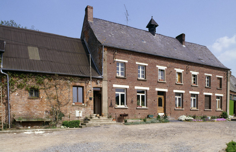 Vue du logis, depuis le sud-est.