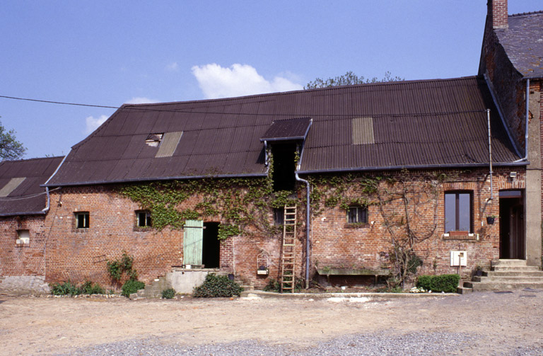 Vue de la façade de l'étable à chevaux, attenante au logis.