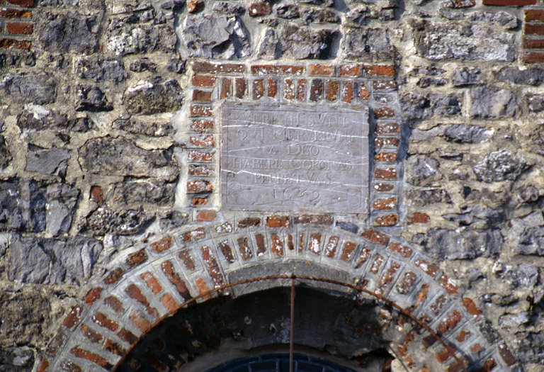 Pierre insérée dans l'élévation sud du bras sud du transept portant un chronogramme de 1632.