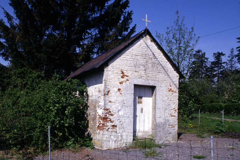 Vue d'ensemble sud-est de la chapelle Saint-Hubert (non étudiée). ; Fesmy-le-Sart (le Sart, CD 66) : chapelle Saint-Hubert (repérée), vue générale sud-est.