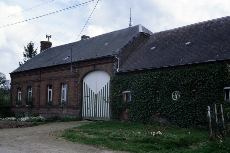 Elévation sur rue du logis et de l'étable attenante.