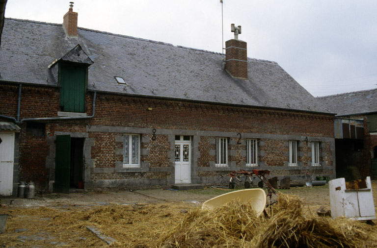 Fesmy-le-Sart, ferme (repérée), le Sart, Chemin de la Vallée-Briolet : façade de la ferme datée 1824.