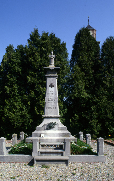 Rue de l'Abbaye : monument aux morts de Fesmy (non étudié), exécuté en 1921 par Jules Delvienne, marbrier au Cateau. ; Fesmy-le-Sart (rue de l'Abbaye) : monument aux morts de Fesmy (repéré), exécuté en 1921 par Jules Delvienne, marbrier au Cateau.