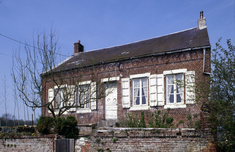 Fesmy-le-Sart, ferme (repérée), la Carrière-Etreux, 9 rue Carrière-Etreux : logis daté 1871.