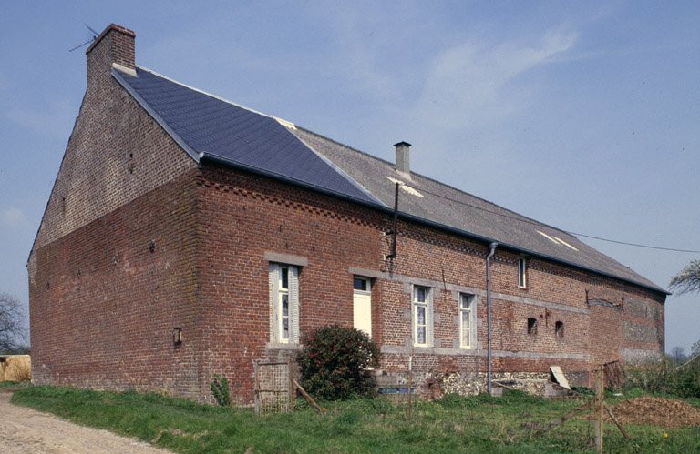 Fesmy-le-Sart, ferme (repérée), la Carrière-Etreux, 15 rue Carrière-Etreux : logis avec étable attenante.