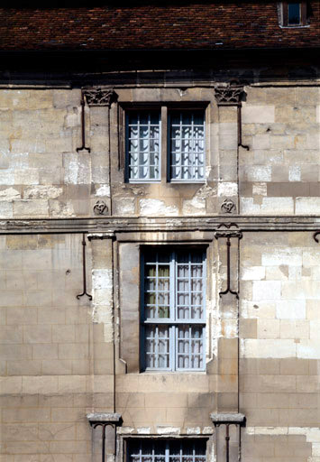 Vue rapprochée des fenêtres sur la cour.