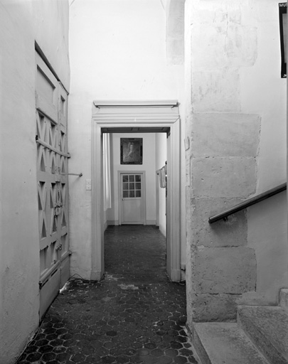 Corridor d'entrée et couloir du rez de chaussée.