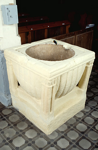 Vue d'ensemble des fonts baptismaux, en calcaire, datant du 12e siècle.