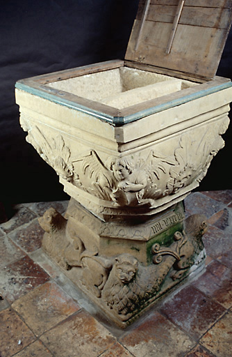 Vue d'ensemble des fonts baptismaux, en calcaire, portant la date de 1536. - © Inventaire général, ADAGP