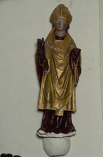 Vue d'ensemble de la statue en calcaire, datant du 16e siècle.