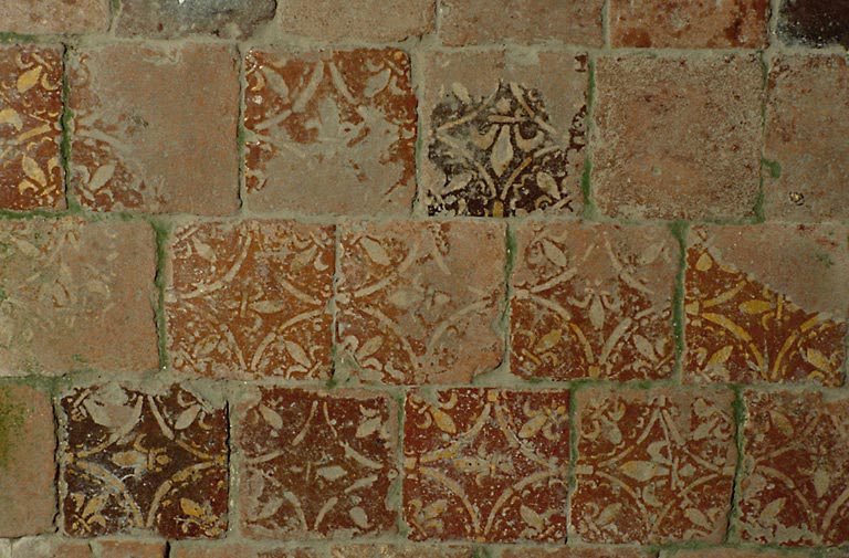 Vue des carreaux en terre cuite rouge datant du 16e siècle.