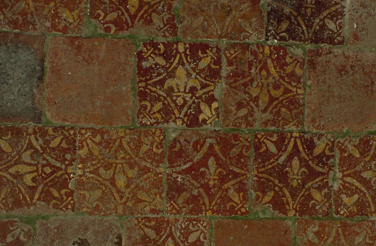 Vue des carreaux en terre cuite rouge datant du 16e siècle.