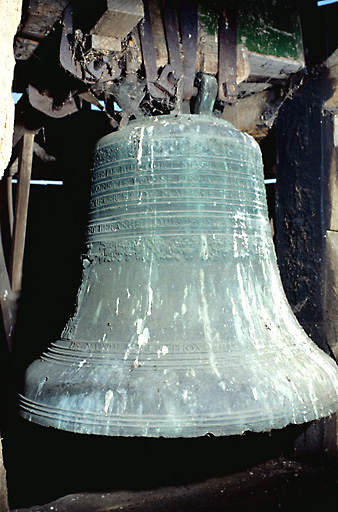 Vue d'ensemble de la cloche en bronze portant la date de 1710.