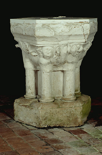 Vue d'ensemble des fonts baptismaux, en calcaire, datant du 13e siècle - © Inventaire général, ADAGP