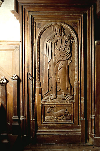 Vue d'ensemble du vantail en chêne, datant de la fin du 16e ou du début du 17e siècle.