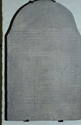 Vue d'ensemble de la dalle en calcaire, portant la date de 1552.