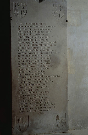 Vue d'ensemble de la dalle en calcaire, portant la date de 1554.