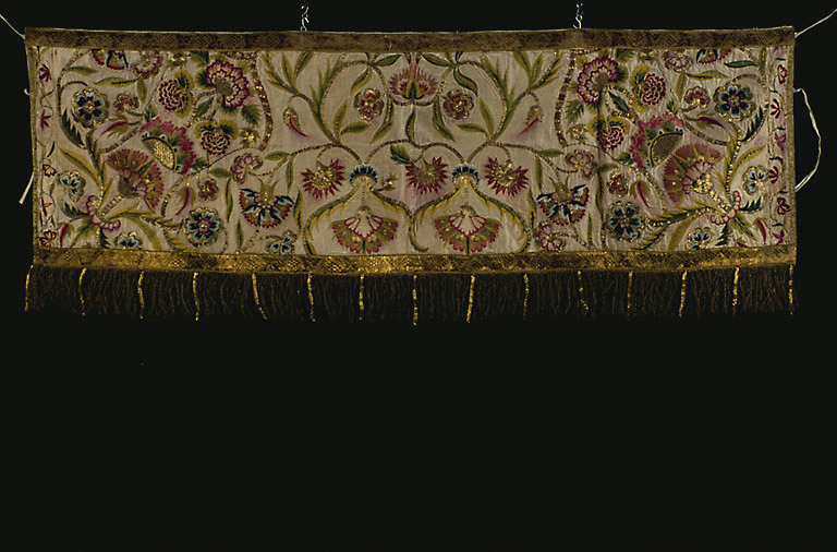 Vue d'ensemble de la 1ère garniture de dais d'autel, datant du 17e siècle, avec des motifs brodés d'or et de soie.