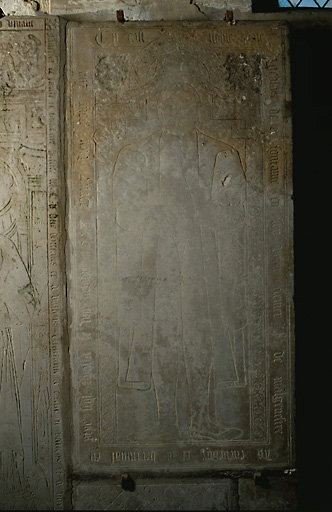 Vue d'ensemble de la dalle, en calcaire, portant la date gravée de 1558.