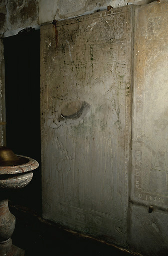 Vue d'ensemble de la dalle funéraire, en calcaire, portant la date de 1577.