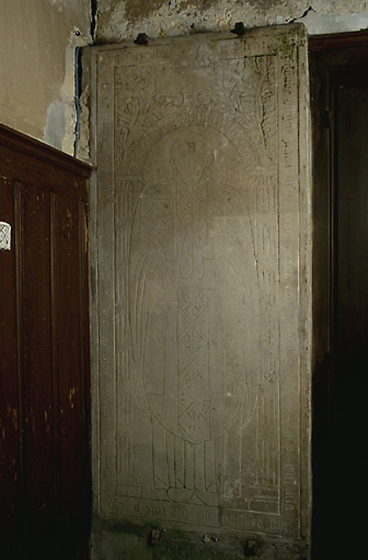 Vue d'ensemble de la dalle funéraire, en calcaire, portant la date de 1609.