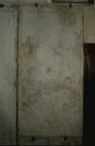 Vue d'ensemble de la dalle funéraire, en calcaire, portant la date gravée de 1649.