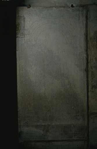 Vue d'ensemble de la dalle, en calcaire, portant la date de 1650.