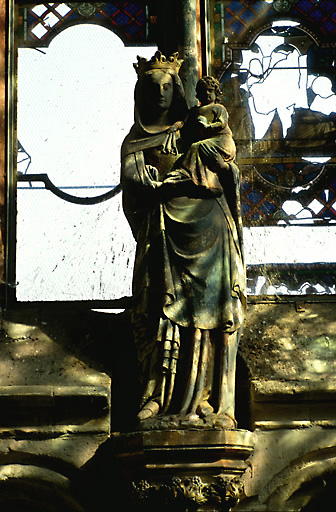 Vue d'ensemble de la statue en calcaire, datant du 14e s.