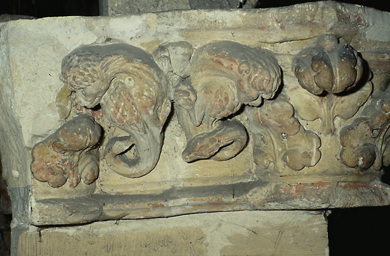 Vue de fragments de chapiteaux et d'éléments d'architecture en calcaire, datés du 12e ou du 13e siècle.