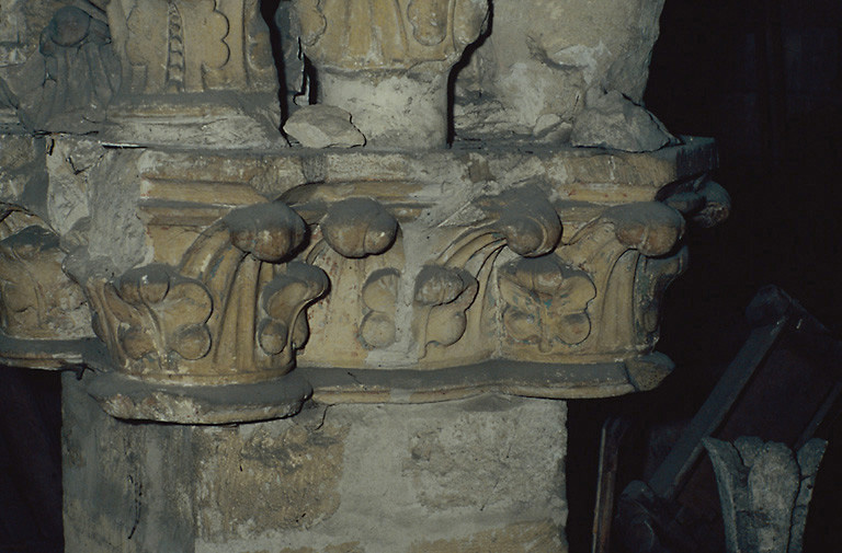 Vue de fragments de chapiteaux et d'éléments d'architecture en calcaire, datés du 12e ou du 13e siècle.