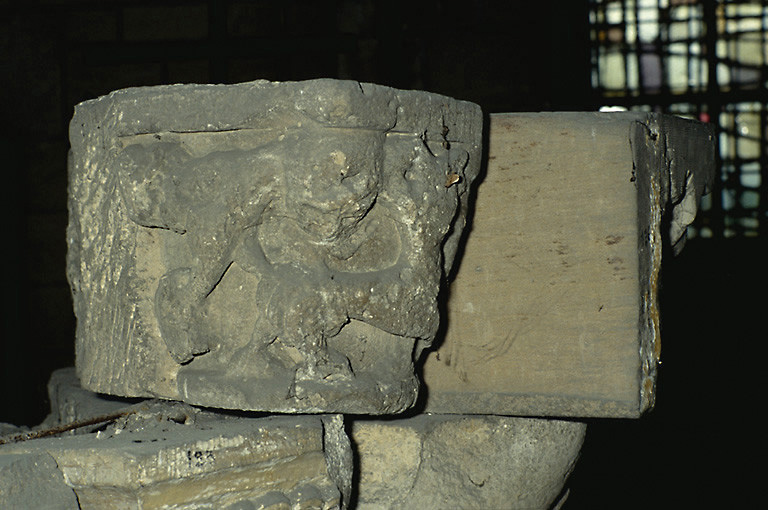 Vue de fragments de chapiteaux et d'éléments d'architecture en calcaire, datés du 12e ou du 13e siècle.