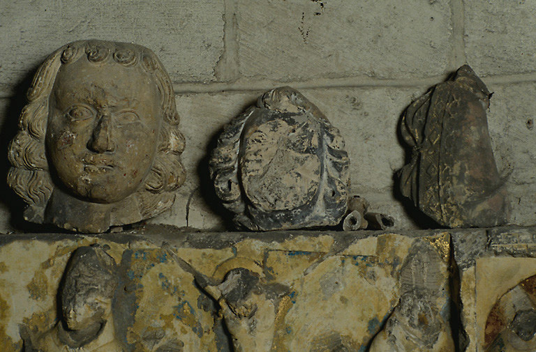 Fragments de statues d'époques diverses. - © Inventaire général, ADAGP