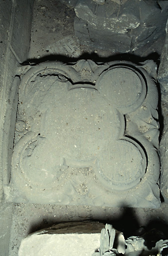 Fonts baptismaux en calcaire, datant du 13e siècle, dont il ne subsiste plus que la base. - © Inventaire général, ADAGP