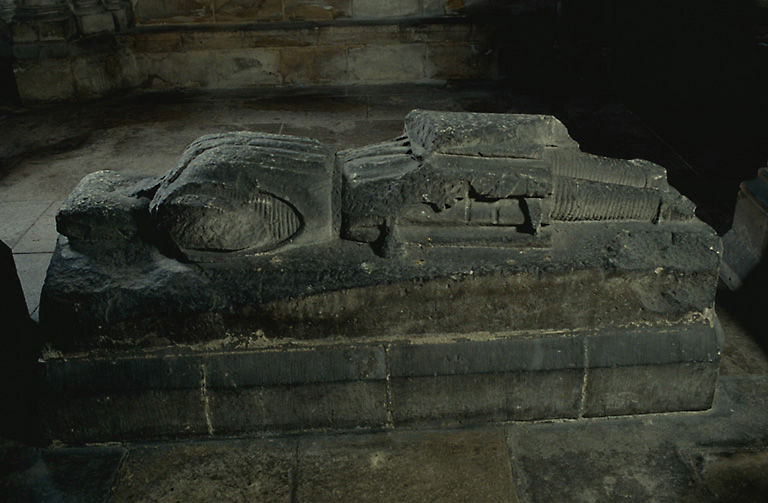 Vue d'ensemble du gisant du comte de Dammartin en calcaire, datant du 1er quart du 13e siècle. - © Inventaire général, ADAGP
