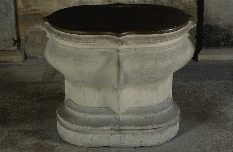 Vue d'ensemble des fonts baptismaux en calcaire, datant du 16e siècle. - © Inventaire général, ADAGP