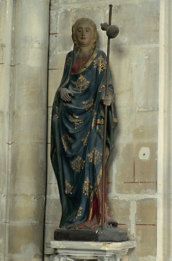 Vue d'ensemble de la statue en calcaire, datant du 4e quart du 14e siècle, représentant sainte Maure ou sa soeur jumelle sainte Brigide.