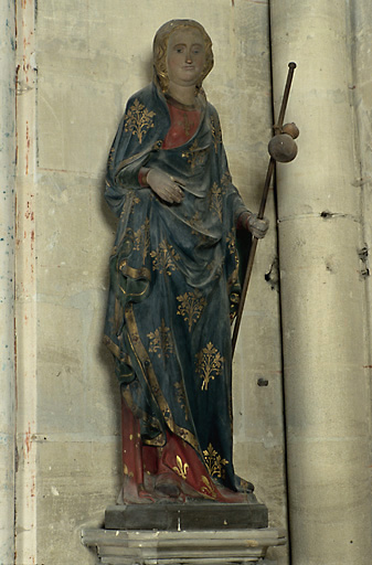 Vue d'ensemble de la statue en calcaire, datant du 4e quart du 14e siècle, représentant sainte Maure ou sa soeur jumelle sainte Brigide.