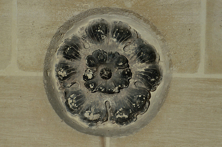 Vue d'une clef de voûte en calcaire, datant du 16e siècle.
