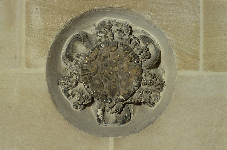 Vue d'une clef de voûte en calcaire, datant du 16e siècle.