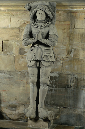 Vue d'ensemble du gisant, en calcaire datant du 3e quart du 15e siècle.