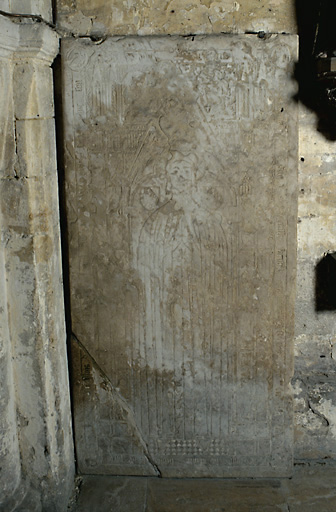 Vue d'ensemble de la dalle funéraire, en calcaire, portant la date de 1393.
