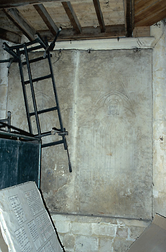 Vue d'ensemble de deux dalles funéraires datant du 3e quart du 14e siècle et du 1er quart du 15e siècle.