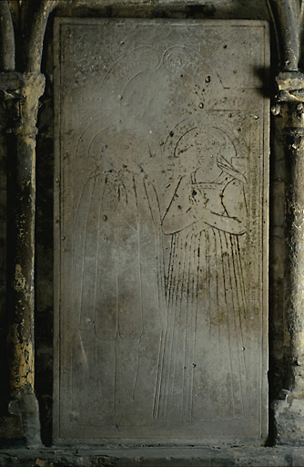 Vue d'ensemble de la dalle funéraire, en calcaire, portant la date de 1635.