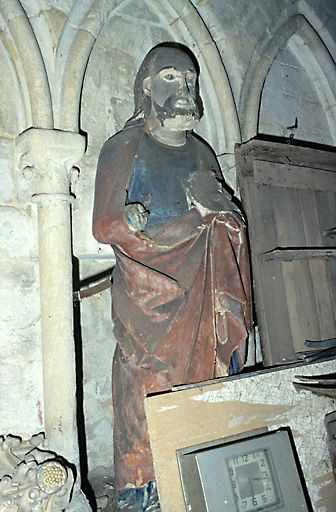 Vue d'ensemble de la statue en calcaire, datant du 14e siècle.