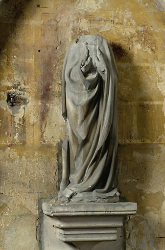 Vue d'ensemble de la statue, en calcaire, datant du 1er quart du 15e siècle.